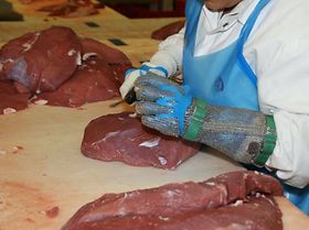 Schlachter schneidet Fleisch