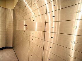 Schliessfaecher im Tresorraum einer Bank