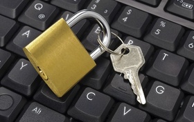 Schloss mit Schlüssel auf Tastatur, Symbol Computersicherheit