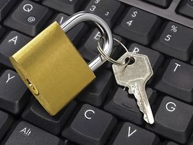 Schloss mit Schlüssel auf Tastatur