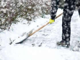 Schnee Mann räumt Gehweg Schneeräumen Winterdienst