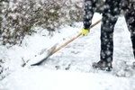 Schnee Mann räumt Gehweg Schneeräumen Winterdienst