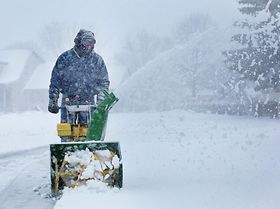 Schnee Räumen Schneefräse Mann Winter Haus
