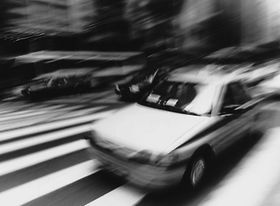 Schnelles Auto schwarzweiß