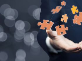 Schnittstelle Puzzle-Teile Businessmann