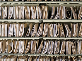 Schrank voller Hängeregister-Ordner