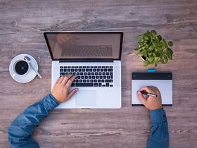 Schreiben am Laptop für HR-Blogs