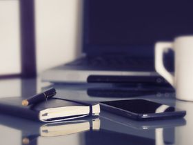 Schreibtisch Handy Kalender Tasse