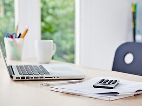 Schreibtisch im Home Office