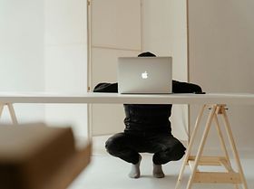 Schreibtisch sitzen Ergonomie Gesundheit