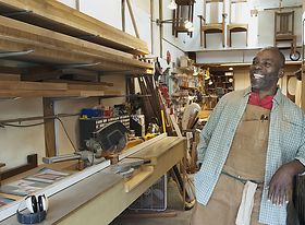 Schreiner Handwerker afrikanischer Abstammung in der Werkstatt