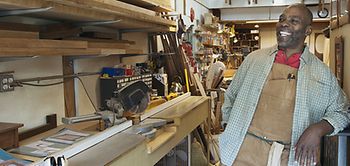 Schreiner Handwerker afrikanischer Abstammung in der Werkstatt