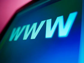 Schrift WWW auf dunklem Bildschirm