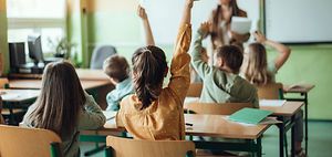 Schüler strecken sich