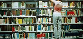 Schüler vor Bücherwand