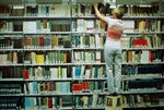 Schüler vor Bücherwand