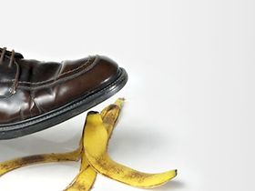 Schuh tritt auf Banane