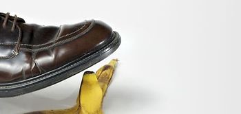 Schuh tritt auf Banane
