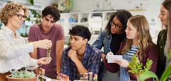 Schule Lehrerin Schüler Experiment Klassenzimmer Raum Indoor