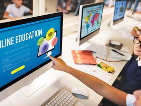 Schulkinder vor Computer bei Online Bildung