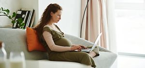 Schwangere Frau am Laptop