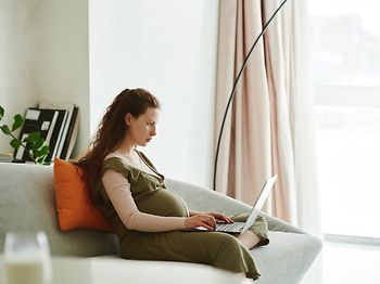 Schwangere Frau am Laptop