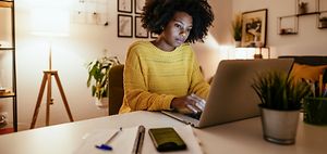Schwarze Frau HomeOffice