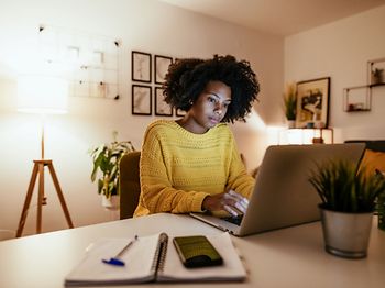 Schwarze Frau HomeOffice