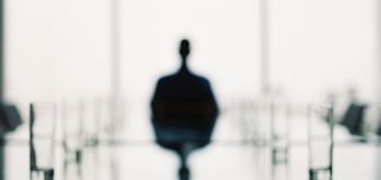 Schwarze Silhouette eines Mannes an Konferenztisch