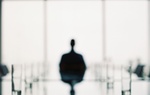Schwarze Silhouette eines Mannes an Konferenztisch