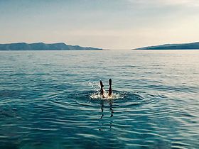 Schwimmer springt ins Wasser