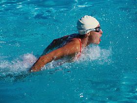 Schwimmerin im Delfin-Stil