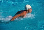 Schwimmerin im Delfin-Stil
