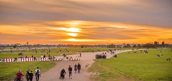 Tempelhofer Feld Berlin Abendstimmung Menschen Freizeit