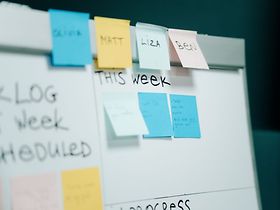 Scrum: Post-its auf einem Kanban-Board