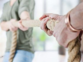 Seil Streit Tauziehen 2 Menschen 