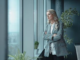Selbstbewusste Frau schaut aus dem Fenster