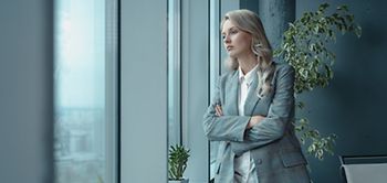 Selbstbewusste Frau schaut aus dem Fenster