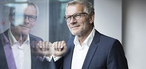 selbstbewusster Mann schaut aus dem Fenster