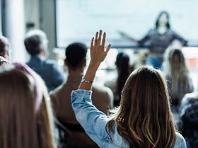 Seminar Weiterbildung Teilnehmer Raum Vortrag