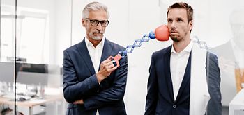 Senior Babyboomer und Millenial im Büro