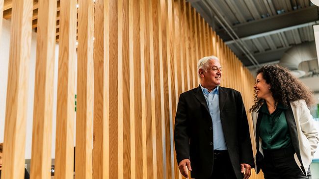 Senior Geschäftsmann redet
