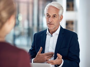 Senior Manager in Beratungsgespräch