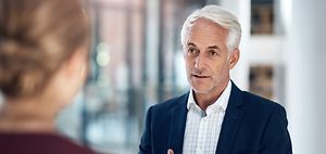 Senior Manager in Beratungsgespräch