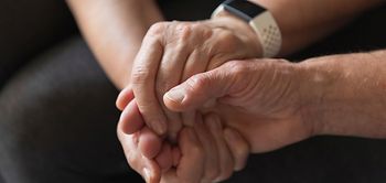 Senioren Hände halten