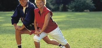 Seniorenpaar bei Gymnastik auf Wiese