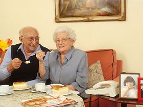 Seniorenpaar beim Kaffee