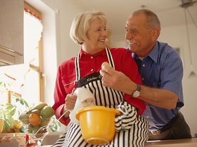 Seniorenpaar in der Kueche