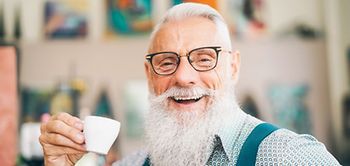 Mann Senior Wohnung Tattoo