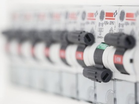 Sicherungen fuer Strom, eine ausgeschaltet